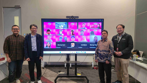 Telkomsel umumkan pemenang Kompetisi Riset Nasional 2025 by tSurvey dan by.U yang dihadiri dewan juri(dari kiri ke kanan): Aryoko Wibowo (Manager Data Solutions Business Enablement Telkomsel), Reza Felix Citra (Litbang Kompas), Prof. Akhmad Fauzy, S.Si., M.Si., Ph.D (Perwakilan Pembelajaran dan Kemahasiswaan Direktorat Jenderal Pendidikan Tinggi Kementerian Pendidikan Tinggi, Sains, dan Teknologi), dan Marvin Mahadarma (Head of tSurvey). Foto: Dok. Telkomsel