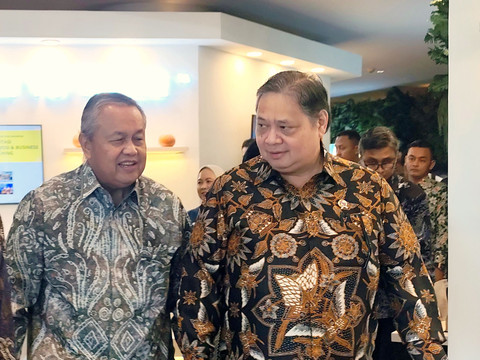 Gubernur Bank Indonesia Perry Warjiyo dan Menko Bidang Perekonomian Airlangga Hartarto (kanan) berbincang di Jakarta International Expo (JIExpo), Jakarta Pusat, Rabu (8/10/2025).  Foto: Widya Islamiati/kumparan