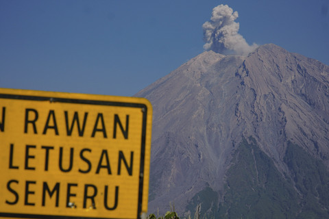 Asap vulkanis keluar dari kawah Gunung Semeru. Foto: Irfan Sumanjaya/ANTARA FOTO