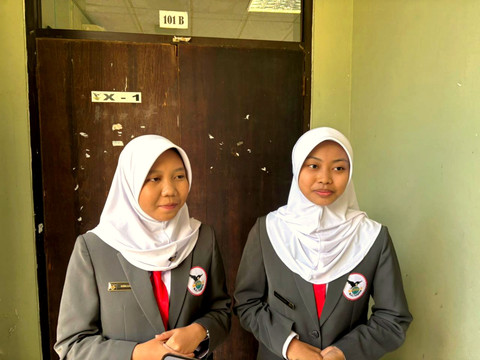 Dua siswa kelas 10 SMAN Unggulan MH Thamrin, Agna Radia Samodro (kanan) dan Ikrima Alya (kiri) pada Rabu (8/10/2025).  Foto: Abid Raihan/kumparan