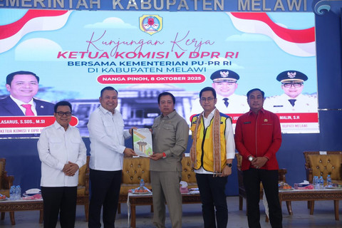 Ketua Komisi V DPR RI, Lasarus menerima berkas usulan Bupati Melawi, Dadi Sunarya Usfa Yursa terkait berbagai pembangunan. Foto: Yusrizal/Hi!Pontianak
