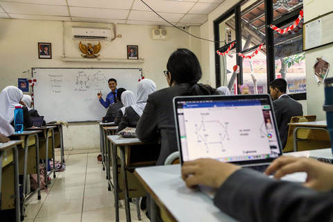 Sejumlah siswa mengikuti kegiatan belajar mengajar di SMAN MH Thamrin, Bambu Apus, Jakarta Timur, Rabu (7/10/2025). Foto: Darryl Ramadhan/kumparan