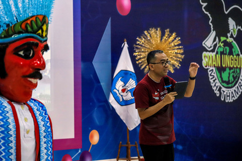 Mendikti Brian Yuliarto saat melakukan pengenalan Sekolah Garuda Harapan Baru Pendidikan Unggul di SMA Negeri Unggulan MH Thamrin, Bambu Apus, Jakarta Timur, Rabu (7/10/2025).   Foto: Darryl Ramadhan/kumparan