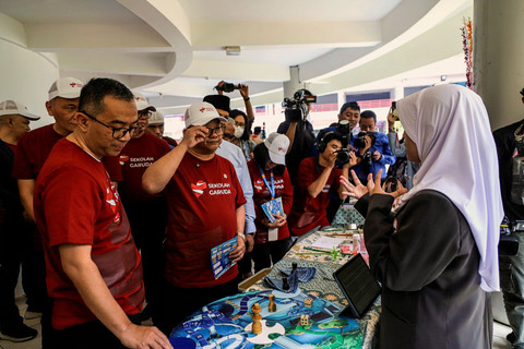 Mendikdasmen Abdul Muti dan Mendikti Brian Yuliarto tiba saat melakukan pengenalan Sekolah Garuda Harapan Baru Pendidikan Unggul di SMA Negeri Unggulan MH Thamrin, Bambu Apus, Jakarta Timur, Rabu (7/10/2025).
Foto: Darryl Ramadhan/kumparan