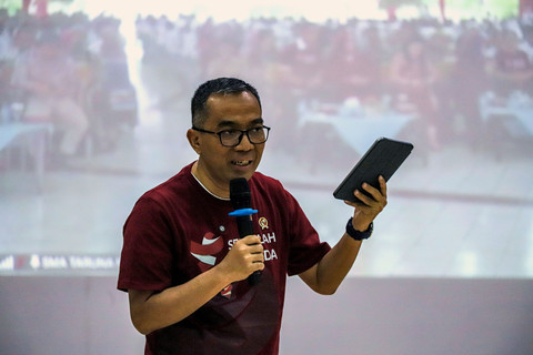 Mendikti Brian Yuliarto saat melakukan pengenalan Sekolah Garuda Harapan Baru Pendidikan Unggul di SMA Negeri Unggulan MH Thamrin, Bambu Apus, Jakarta Timur, Rabu (7/10/2025).
Foto: Darryl Ramadhan/kumparan