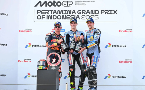 Fernin Aldeguer (tengah) dari tim BK8 Gresini Racing MotoGP merayakan kemenangan di posisi pertama, sementara posisi kedua ditempati Pedro Acosta (Red Bull KTM Factory Racing) finis di posisi kedua, disusul Alex Marquez (BK8 Gresini Racing) di posisi ketiga, di Pertamina Mandalika International Circuit, Minggu (5/10/2025). Foto: themandalikagp.com