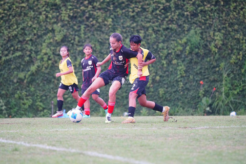 Katarina Stalin sedang berduel dengan rekannya dalam pemusatan latihan Timnas Wanita Indonesia U-17 di Batu, Malang, Selasa (7/10). Foto: PSSI