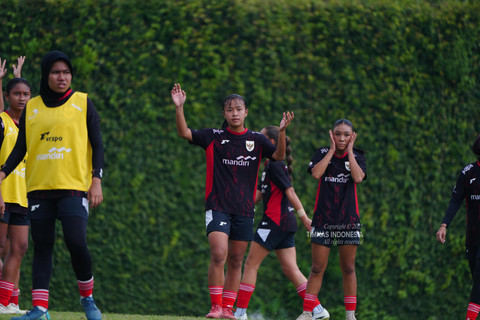 Nafeza Ayasha Nori (tengah) dan Keysha Bulgamin (kanan) sedang menjalani pemusatan latihan bersama Timnas Wanita Indonesia U-17 di Batu, Malang, Selasa (7/10). Foto: PSSI