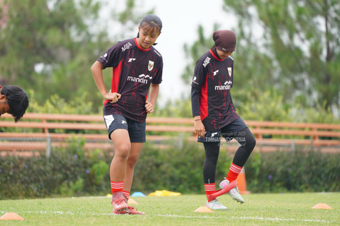 Nafeza Ayasha Nori sedang menjalani pemusatan latihan bersama Timnas Wanita Indonesia U-17 di Batu, Malang, Selasa (7/10). Foto: PSSI