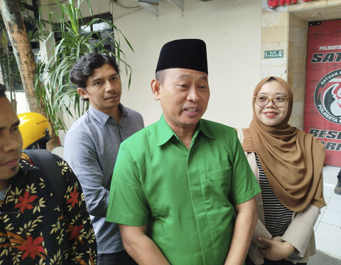Sahara dan suaminya Moh. Shofwan didampingi tim kuasa hukum melaporkan Yai Mim kembali ke Polresta Malang Kota, Rabu (8/10/2025). Foto: kumparan
