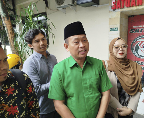 Sahara (kanan) dan suaminya Moh. Shofwan  didampingi tim kuasa hukum (baju hijau) melaporkan Yai Mim kembali ke Polresta Malang Kota, Rabu (8/10/2025). Foto: kumparan