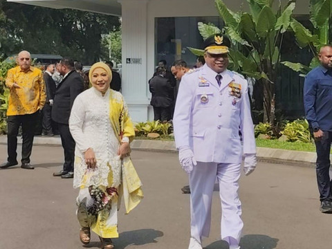 Gubernur Papua terpilih, Mathius D Fakhiri (kanan) tiba di Istana Kepresidenan, Jakarta, Rabu (8/10). Foto: Jonathan Devin/kumparan