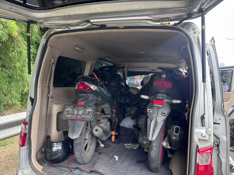 Prajurit TNI AD mengamankan pelaku begal dan tabrak lari di Tol Kebon Jeruk. Ini motor curian yang diamankan.Foto: Dok. Istimewa