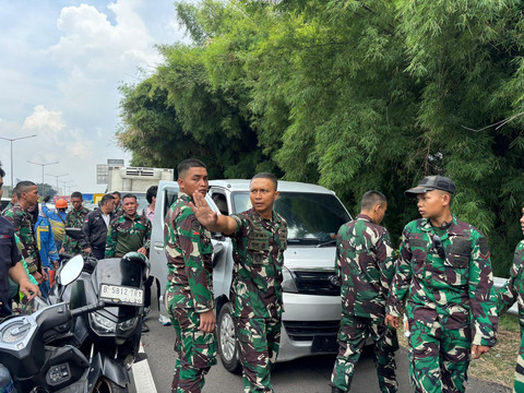 Prajurit TNI AD mengamankan pelaku begal dan tabrak lari di Tol Kebon Jeruk. Foto: Dok. Istimewa