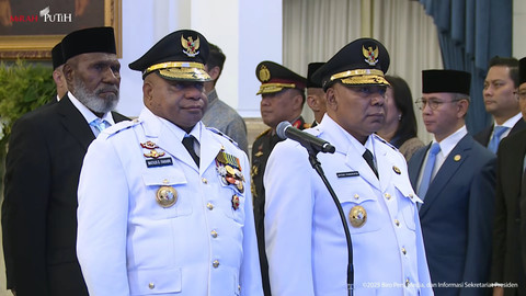 Gubernur dan Wakil Gubernur Papua Mathius D. Fakhiri-Aryoko Alberto Ferdinand Rumaropen saat dilantik Presiden Prabowo Subianto di Istana Negara, Jakarta, Rabu (8/10/2025). Foto: Youtube/Sekretariat Presiden