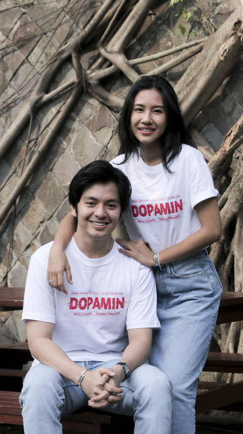 Pemeran film Dopamin, Angga Yunanda bersama Shenina Cinnamon saat berkunjung ke kantor kumparan, Jakarta, Rabu (8/10/2025). Foto: Syawal Febrian Darisman/kumparan
