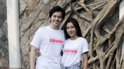 Pemeran film Dopamin, Angga Yunanda bersama Shenina Cinnamon saat berkunjung ke kantor kumparan, Jakarta, Rabu (8/10/2025). Foto: Syawal Febrian Darisman/kumparan