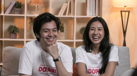 Pemeran film Dopamin, Angga Yunanda bersama Shenina Cinnamon saat berkunjung ke kantor kumparan, Jakarta, Rabu (8/10/2025). Foto: Syawal Febrian Darisman/kumparan