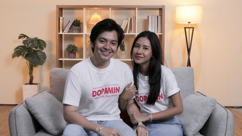 Pemeran film Dopamin, Angga Yunanda bersama Shenina Cinnamon saat berkunjung ke kantor kumparan, Jakarta, Rabu (8/10/2025). Foto: Syawal Febrian Darisman/kumparan