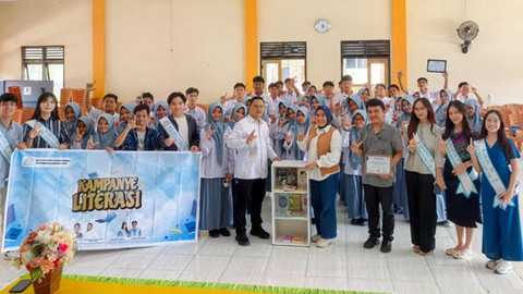 Foto bersama IPP Literasi Sulawesi Utara dengan para siswa MAN Model Manado selepas kampanye literasi di sekolah tersebut.