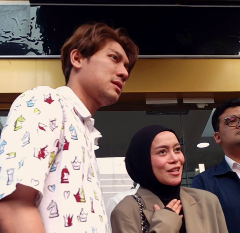 Penyanyi Lesti Kejora (kedua kiri) jalani pemeriksaan terkait dugaan pelanggaran hak cipta yang dilaporkan Yoni Dores, Polda Metro Jaya, Rabu (8/10/2025).    Foto: Giovanni/kumparan