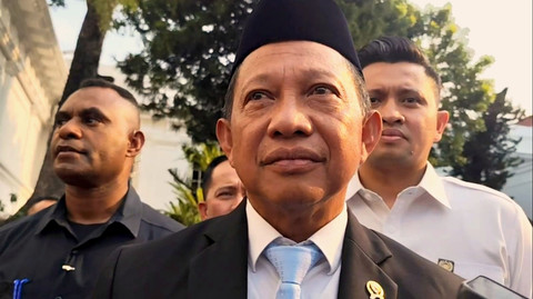 Mendagri Tito Karnavian (tengah) tiba di Istana Kepresidenan, Jakarta, Rabu (8/10/2025). Foto: Jonathan Devin/kumparan