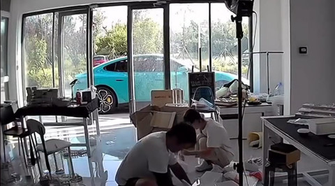 Cuplikan CCTV saat Xiaomi SU7 mengonfirmasi pergerakan disebabkan oleh instruksi dari iPhone. Foto: Car News China