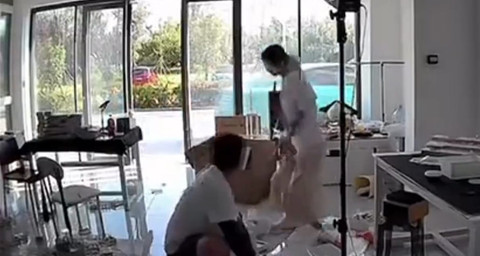 Cuplikan CCTV saat Xiaomi SU7 mengonfirmasi pergerakan disebabkan oleh instruksi dari iPhone. Foto: Car News China