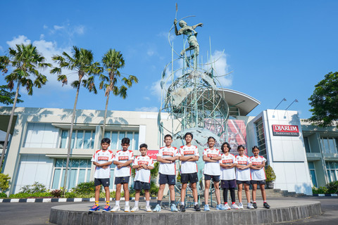 Sembilan atlet yang menerima Djarum Beasiswa Bulutangkis 2025.
 Foto: PB Djarum