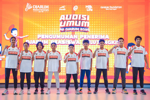 Sembilan atlet yang menerima Djarum Beasiswa Bulutangkis 2025.
 Foto: PB Djarum