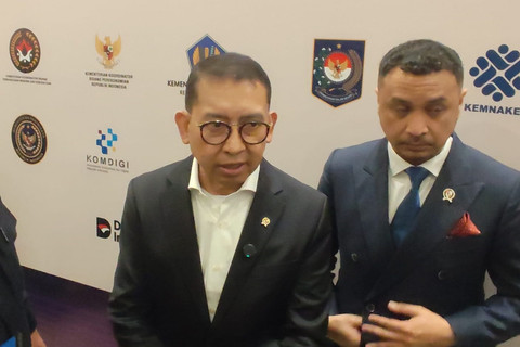 Menteri Kebudayaan Fadli Zon (kiri) saat menghadiri Konferensi Musik Indonesia di Hotel Sultan, Jakarta Pusat, Rabu (8/10/2025). Foto: Rachmadi Rasyad/kumparan