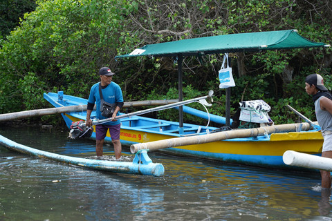 Nelayan Desa Kelan, Tuban, Bali, memasang mesin listrik pada perahu, Rabu (8/10/2025). Foto: Pertamina International Shipping (PIS)