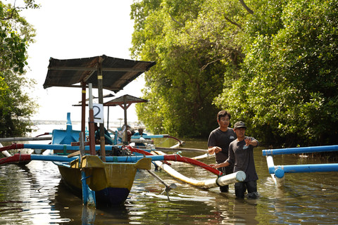 Nelayan Desa Kelan, Tuban, Bali, memasang mesin listrik pada perahu, Rabu (8/10/2025). Foto: Pertamina International Shipping (PIS)