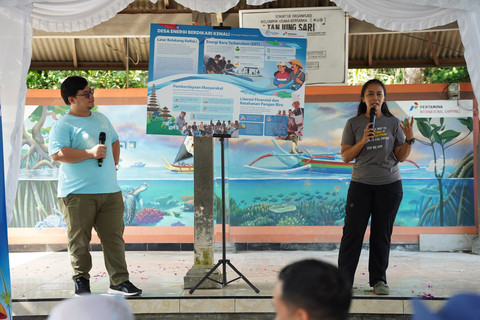 Managing Director Divers Clean Action (DCA) Amrullah Rosadi (kiri) dan Founder Azura Indonesia Nadea Nabilla (kanan) di Desa Kelan, Bali, Rabu (8/10/2025). Foto: PIS
