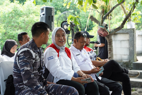 CSR Manager Pertamina International Shipping (PIS) saat peluncuran mesin listrik bagi Keluarga Nelayan Lestari (KeNaLi) Desa Kelan, Bali, Rabu (8/10/2025). Foto: PIS