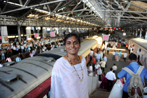 Masinis kereta api India, Surekha Yadav, berpose di Terminal Chhatrapati Shivaji (CST) di Mumbai, India pada 15 September 2009. Foto: Sajjad HUSSAIN / AFP