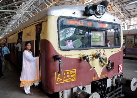 Masinis kereta api perempuan pertama India, Surekha Yadav, berpose di Terminal Chhatrapati Shivaji (CST) di Mumbai, India pada 15 September 2009. Foto: Sajjad HUSSAIN / AFP