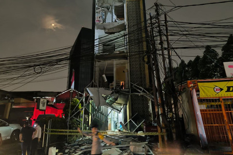 Tembok bangunan roboh usai terdengar ledakan di Pondok Aren, Tangsel, Rabu (8/10/2025). Foto: kumparan