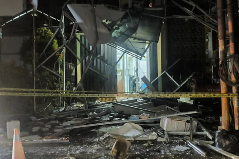 Tembok bangunan roboh usai terdengar ledakan di Pondok Aren, Tangsel, Rabu (8/10/2025). Foto: kumparan
