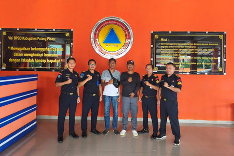 Dua ABK asal Bogor yang sebelumnya viral karena minta dipulangkan dari laut Kalimantan akhirnya kembali ke darat dan akan dipulangkan oleh KKP pada Rabu (8/10/2025). Foto: Dok. Istimewa