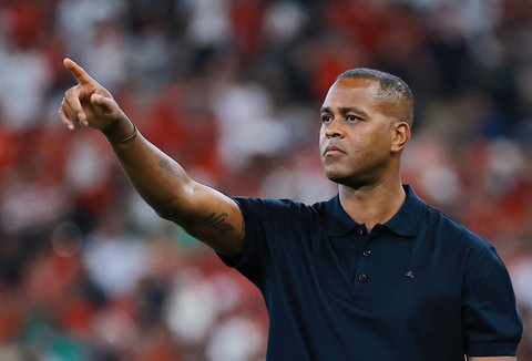 Pelatih Timnas Indonesia Patrick Kluivert memberikan instruksi saat melawan Timnas Arab Saudi pada pertandingan Grup B Ronde 4 Kualifikasi Piala Dunia 2026 di King Abdullah Sports City Stadium, Jeddah, Arab Saudi, Rabu (8/10/2025). Foto: Stringer/REUTERS