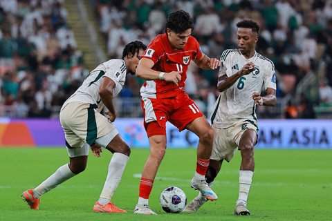 Pemain Timnas Indonesia Ragnar Oratmangoen berebut bola dengan pemain Timnas Arab Saudi Nasser Al-Dawsari pada pertandingan Grup B Ronde 4 Kualifikasi Piala Dunia 2026 di King Abdullah Sports City Stadium, Jeddah, Arab Saudi, Rabu (8/10/2025). Foto: Stringer/REUTERS