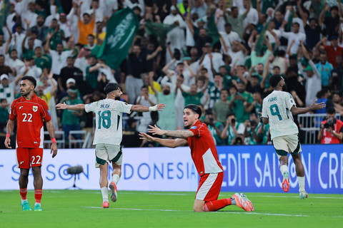 Selebrasi pemain Timnas Arab Saudi usai mencetak gol ke gawang Timnas Indonesia pada pertandingan Grup B Ronde 4 Kualifikasi Piala Dunia 2026 di King Abdullah Sports City Stadium, Jeddah, Arab Saudi, Rabu (8/10/2025). Foto: Stringer/REUTERS