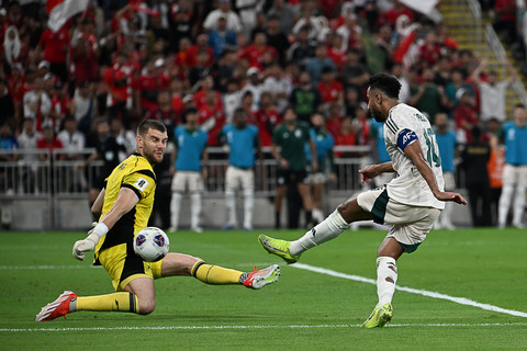Penjaga gawang Timnas Indonesia Maarten  Paes menahan tendangan pemain Timnas Arab Saudi Salem Al Dawsari pada pertandingan Grup B Ronde 4 Kualifikasi Piala Dunia 2026 di King Abdullah Sports City Stadium, Jeddah, Arab Saudi, Rabu (8/10/2025). Foto: AP Photo
