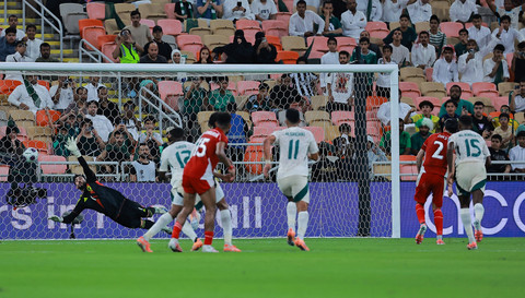Pemain Timnas Indonesia Kevin Diks mencetak gol ke gawang Timnas Arab Saudi pada pertandingan Grup B Ronde 4 Kualifikasi Piala Dunia 2026 di King Abdullah Sports City Stadium, Jeddah, Arab Saudi, Rabu (8/10/2025). Foto: Stringer/REUTERS