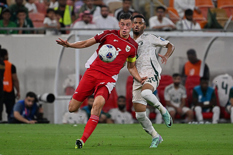 Pemain Timnas Indonesia Jay Idzes berebut bola dengan pemain Timnas Arab Saudi Aiman Yahya pada pertandingan Grup B Ronde 4 Kualifikasi Piala Dunia 2026 di King Abdullah Sports City Stadium, Jeddah, Arab Saudi, Rabu (8/10/2025). Foto: AP Photo