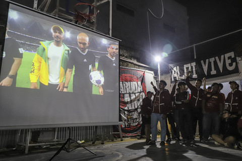 Sejumlah suporter Timnas Indonesia nonton bareng saat menyaksikan laga Timnas Indonesia melawan Timnas Arab Saudi dalam pertandingan ronde keempat Kualifikasi Piala Dunia 2026 zona Asia di kawasan Duren Sawit, Jakarta Timur, Kamis (9/10/2025). Foto: Darryl Ramadhan/kumparan