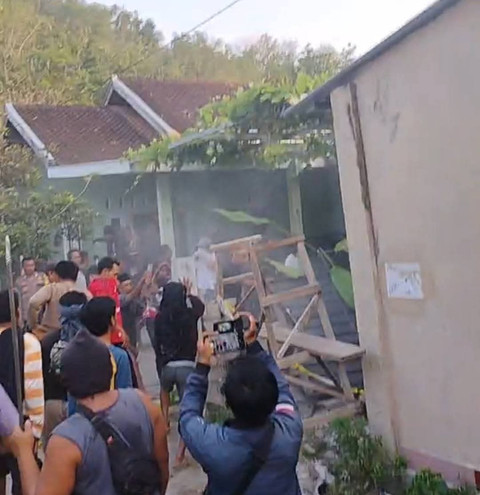 Rumah keluarga Rizka dirusak keluarga Brigadir Esco. Dok istimewa