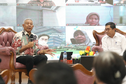 Guru Besar Fakultas Hukum Universitas Pembangunan Nasional Veteran Jakarta, Wicipto Setiadi (kiri) dan Kepala Pusat Analisis dan Evaluasi Hukum BPHN, Arfan Faiz Muhlizi (kanan) pada Bimbingan Teknis Jabatan Fungsional Analis Hukum di di Aula Mudjono BPHN, Jakarta, Rabu (8/10/2025). Foto: Dok. Istimewa