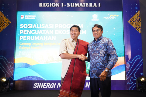 Menteri Perumahan dan Kawasan Permukiman, Maruarar Sirait (kiri) dan Wakil Direktur Utama Bank Mandiri, Henry Panjaitan (kanan) pada sosialisasi Kredit Program Perumahan (KPP) di Medan, Rabu (8/10). Foto: Dok. Bank Mandiri
